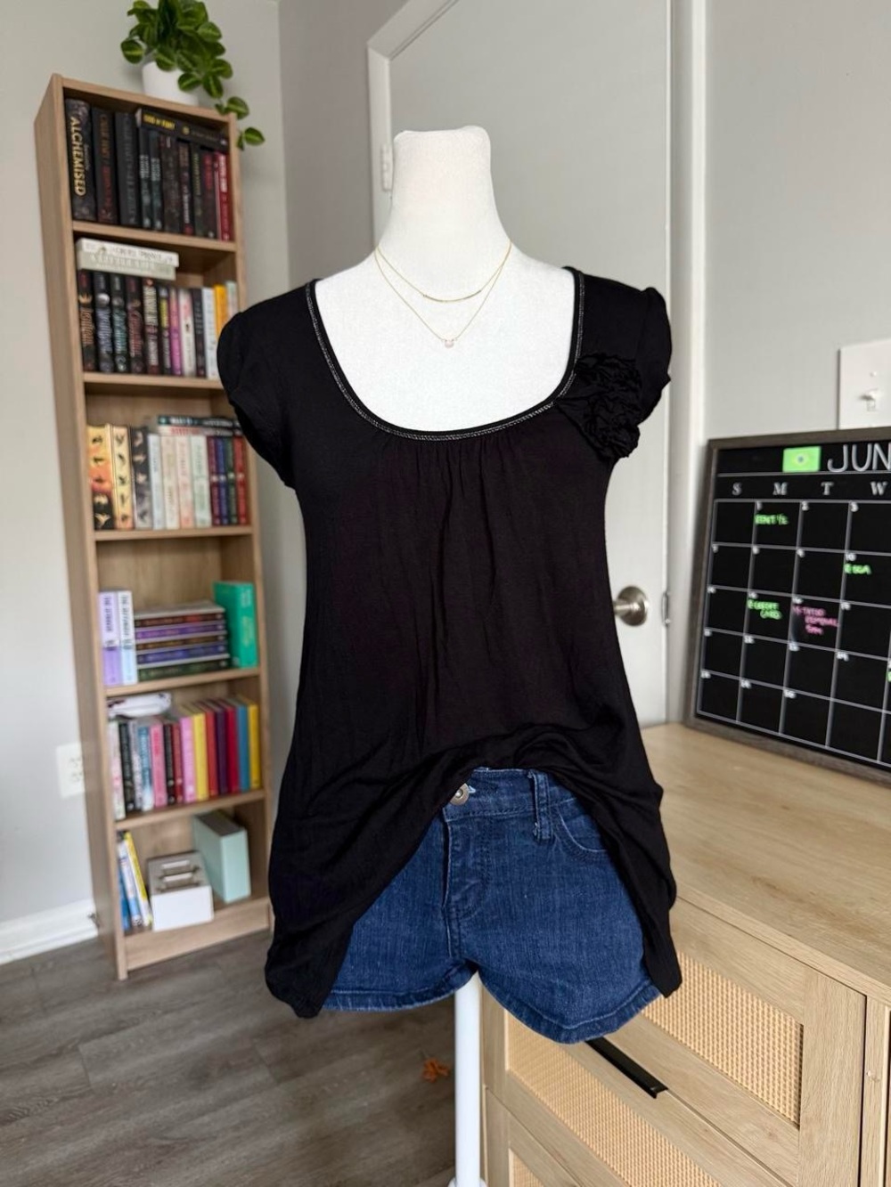 2000s candie's black scoop neck top with flower design